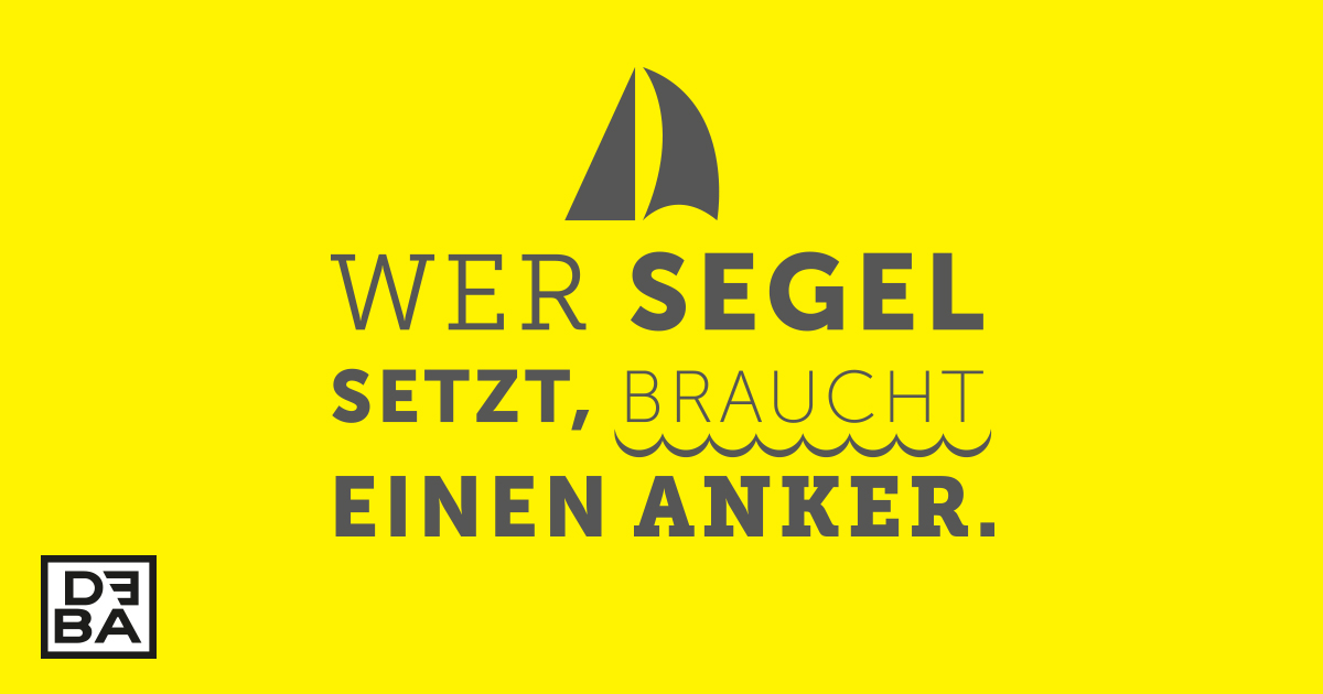 Stilisiertes Segelboot und Wellen mit Text auf gelbem Hintergrund. Aussage: Wer Segel setzt, braucht einen Anker. Einer der Aphorismen von DEBA.