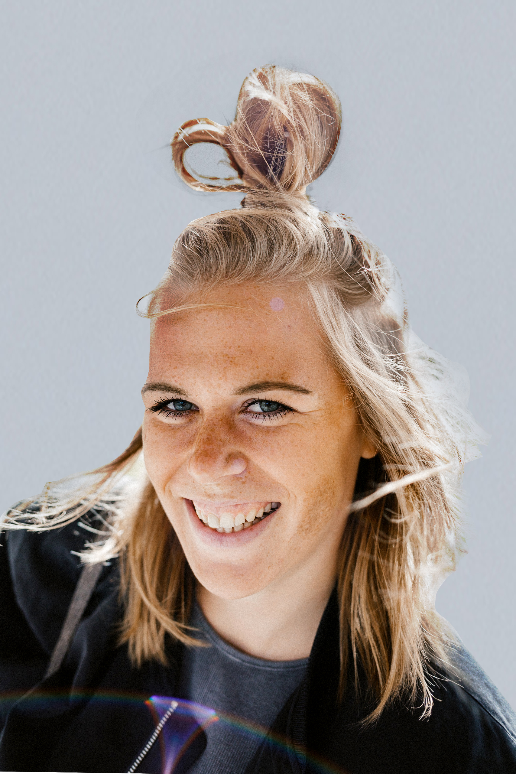 Professionelle Aufnahme einer jungen, blonden Frau, die in die Kamera lacht. Zu sehen ist Sophie Böck, Projektassistentin der DEBA in Österreich.